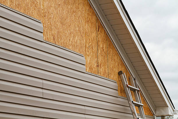Professional Fiber Cement Siding technician working in Eagle Lake, TX